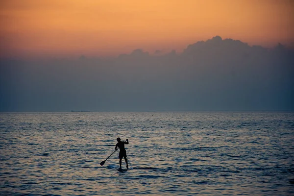 Surfeur Aviron Planche Contre Coucher Soleil Nuageux Arrière Plan — Photo