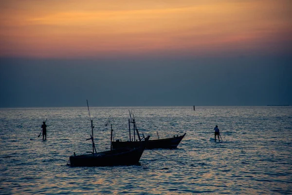 Silhueta Barcos Pesca Ancorados Perto Praia Contra Pôr Sol Tailândia — Fotografia de Stock