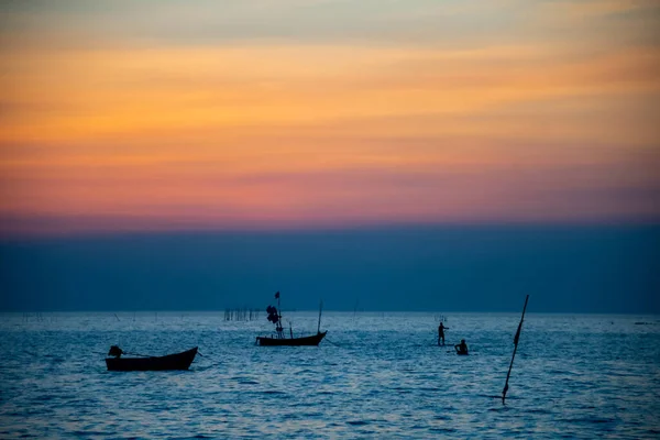 Silhouette Bateaux Pêche Ancrés Près Plage Contre Coucher Soleil Thaïlande — Photo