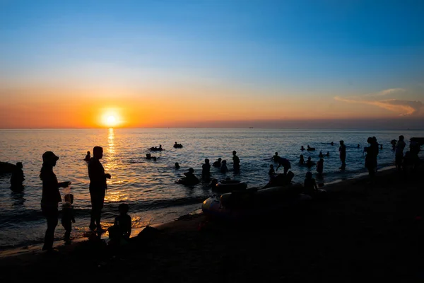 Silhueta Pessoas Uma Praia Tailândia — Fotografia de Stock