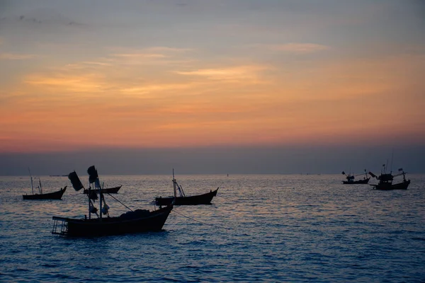 Silhouette Bateaux Pêche Ancrés Près Plage Contre Coucher Soleil Thaïlande — Photo