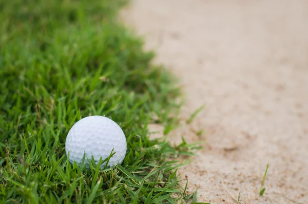 Close up of golf ball on grass — Stock Photo, Image