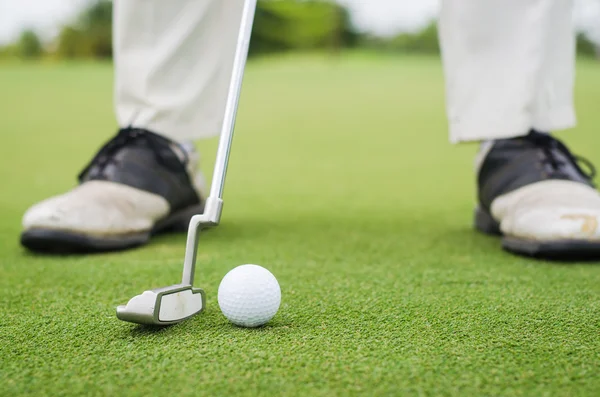 Golfer beim Putten eines Golfballs — Stockfoto