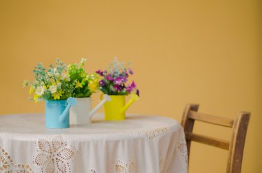 Mavi tencerede plastik çiçek