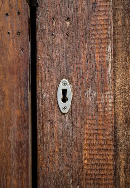 Fermer la clé sur la porte en bois — Photo