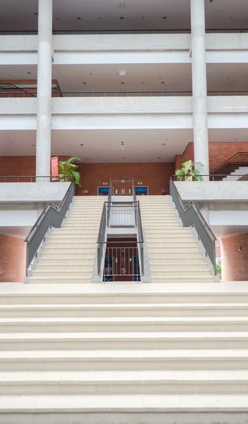 Escalera moderna en la oficina — Foto de Stock