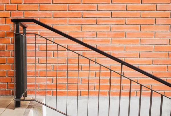 Железная лестница против кирпичной стены — стоковое фото