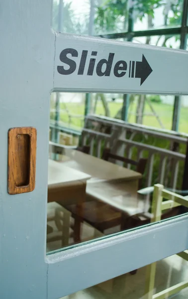 Puerta corredera verde en café café ' — Foto de Stock