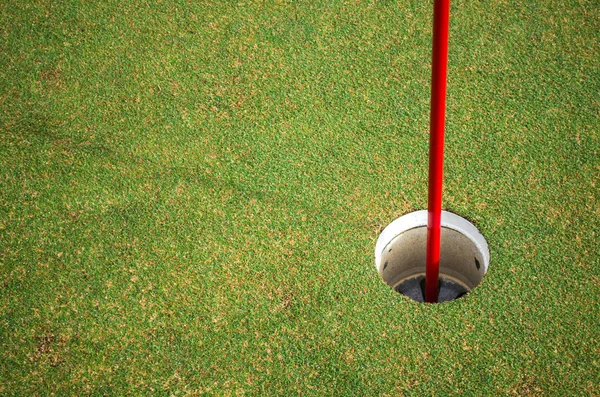 Trou de golf avec le poteau — Photo