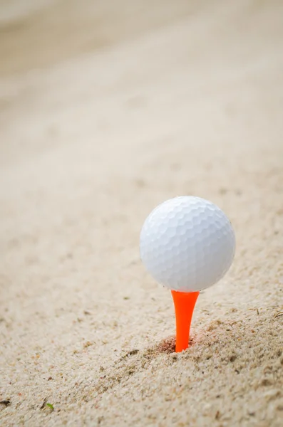 Golf ball op oranje tee — Stockfoto