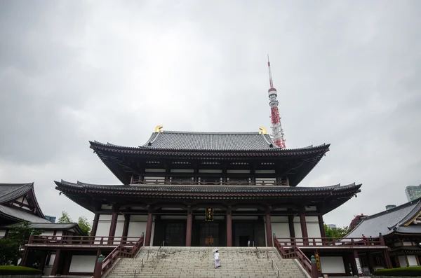 Torre de Tóquio e Templo Zojo-ji em Tóquio, Japão — Fotografia de Stock