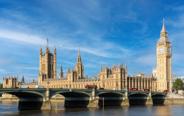 Big Ben ve parlamento binaları, İngiltere 'nin Londra şehrinde açık bir günde Thames Nehri' ni Westminster Köprüsü ile birlikte geçtiler..