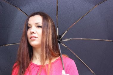 Yağmurlu bir gün genç kadın