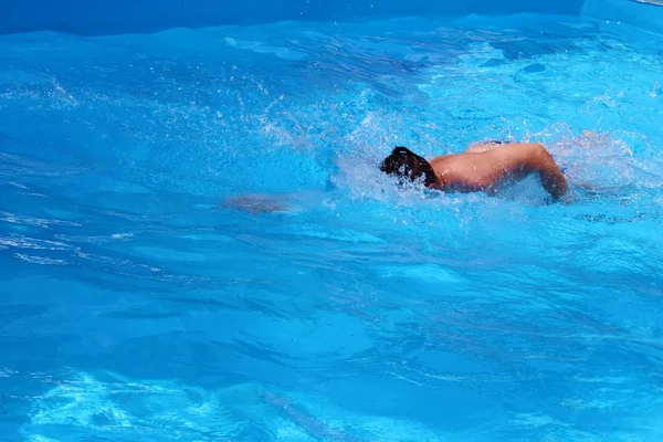 若い男がプールでクロール — ストック写真
