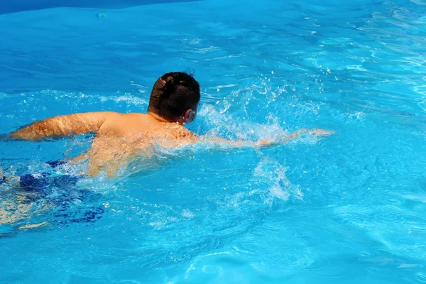 Человек краулинг в бассейне — стоковое фото