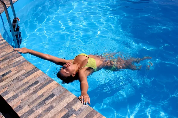 Mulher bonita é relaxante na piscina — Fotografia de Stock