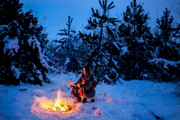 Γυναίκα Που Κάθεται Δίπλα Στη Φωτιά Στο Δάσος — Φωτογραφία Αρχείου
