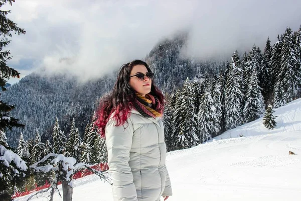 Mulher Turista Nas Montanhas Inverno — Fotografia de Stock