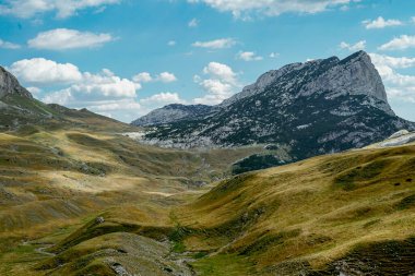 Bulutlu havada dağlık yüzey