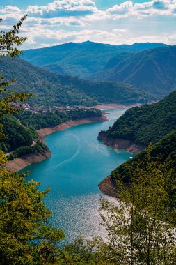Piva nehri dağların arasından akar, fotoğraf dikey pozisyonda