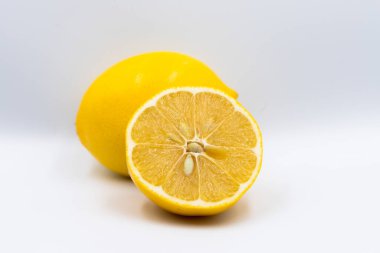 Beyaz arka planda bir dilim limon