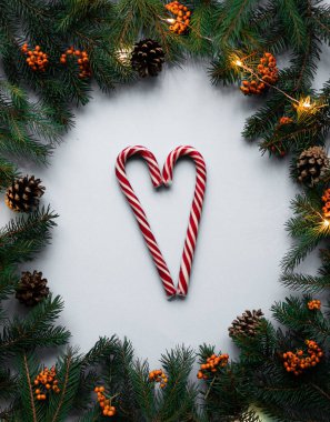 Noel süsleri. Noel ve Yeni Yıl oyuncakları ve şekerlemelerinin düz tablosu.