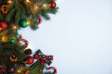 Noel süsleri. Noel ve Yeni Yıl oyuncakları ve şekerlemelerinin düz tablosu.