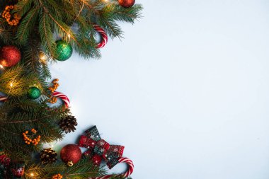 Noel süsleri. Noel ve Yeni Yıl oyuncakları ve şekerlemelerinin düz tablosu.