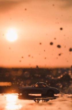 Gün batımında araba