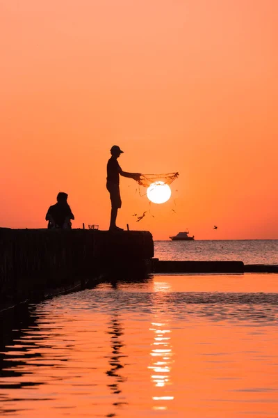 Silhouette Person Fishing Sunset — Stock Photo, Image