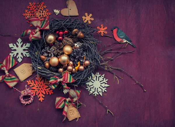 Kırsal ahşap arka planda Noel çelengi