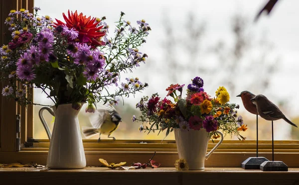 Herbst Fenstersill Strauß Von Herbstblumen Tasse Tee Gegen Schönen Herbstblick — Stockfoto