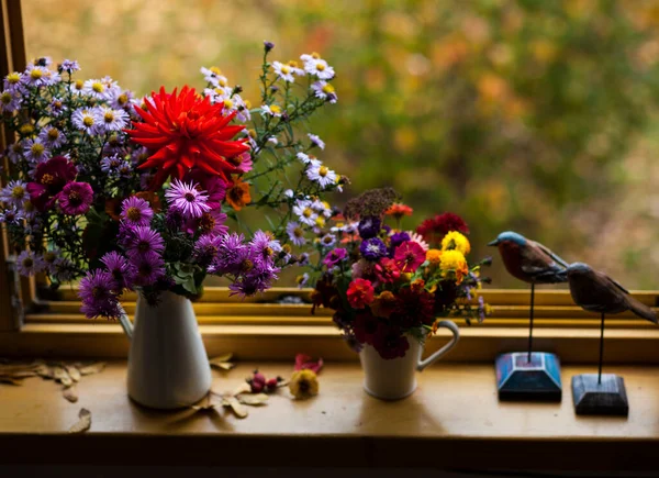 Outono Windowsill Bouquet Flores Outono Xícara Chá Contra Bela Vista — Fotografia de Stock