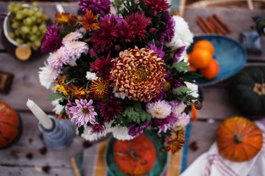 Sonbahar buketi ve balkabakları eski masada, Şükran Günü ve sonbahar tatilleri masa arkasında.