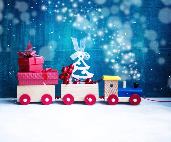 Eine Neujahrs Und Weihnachtskarte Spielzeugeisenbahn Mit Geschenken lizenzfreie Stockfotos