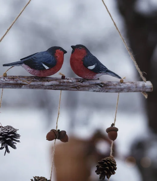 Χειροποίητα Χριστούγεννα Και Διακόσμηση Του Νέου Έτους Ξύλινα Πουλιά Bullfinches — Φωτογραφία Αρχείου