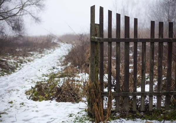 Foggy Winter Day Snowy Path Fog Old Fence Rural Landscape — Stock Photo, Image