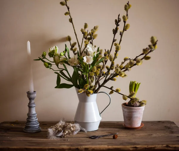 Frühling Osterkomposition Auf Der Fensterbank Kanne Mit Weidenzweigen Und Blütenalstroemeria — Stockfoto