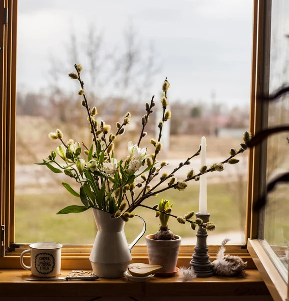 窓辺のイースターの構図 柳の枝と花のアロステミア 鳥の巣 お茶のカップ — ストック写真