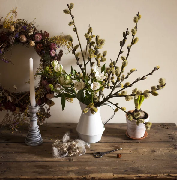 Frühling Osterkomposition Auf Der Fensterbank Kanne Mit Weidenzweigen Und Blütenalstroemeria — Stockfoto