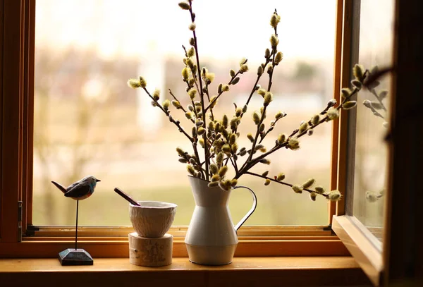 Frühling Osterkomposition Auf Der Fensterbank Krug Mit Weidenzweigen Und Blume Stockfoto
