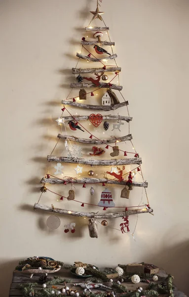 Alternatif ahşap Noel ağacında asılı. Ahşap süslemelerle. Yılbaşı ve yeni yıl arkaplanı.