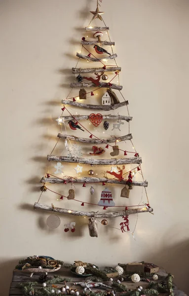Der Wand Hängen Alternative Hölzerne Weihnachtsbaum Mit Hölzernen Dekorationen Weihnachten lizenzfreie Stockfotos
