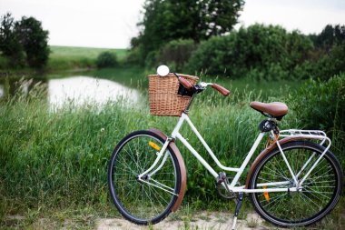 Göl kıyısında klasik bisiklet. Yaz arkaplanı.