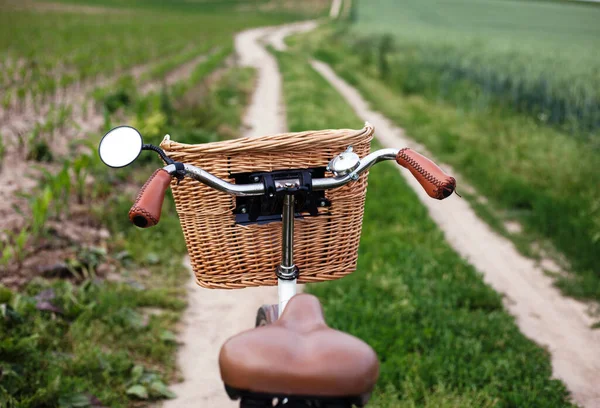 Винтажный Велосипед Сельской Дороге — стоковое фото
