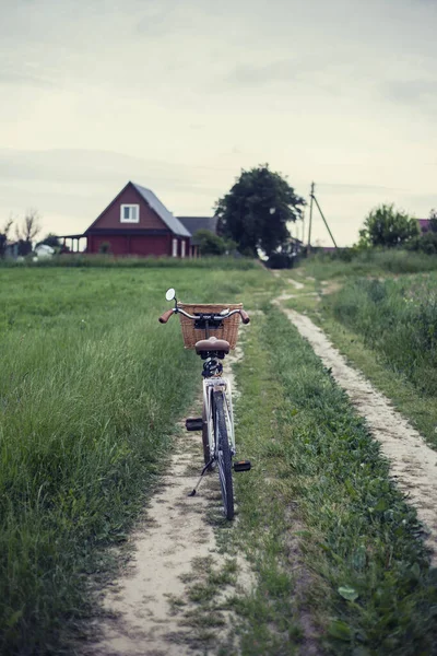 Oldtimer Fahrrad Auf Dem Land Road Summer Hintergrund lizenzfreie Stockbilder