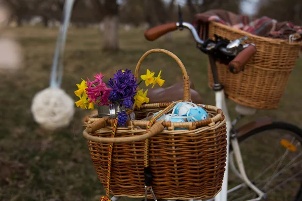 Pasen Vintage Fiets Met Mand Met Lentebloemen Narcissen Bike Met — Stockfoto