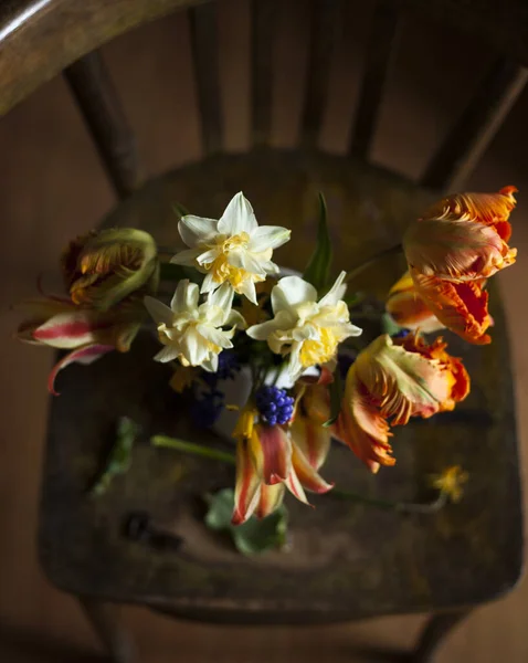 Ein Strauß Frühlingsblumen Tulpen Und Narzissen Einem Krug Auf Einem — Stockfoto