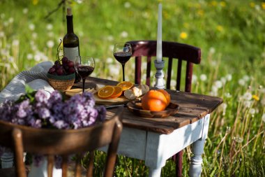 Elma bahçesinde romantik bir akşam yemeği.