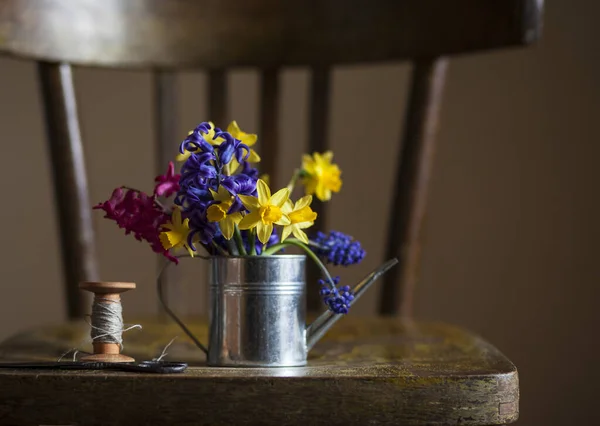 Ein Strauß Frühlingsblumen Narzissen Und Hyazinthen Der Gießkanne — Stockfoto